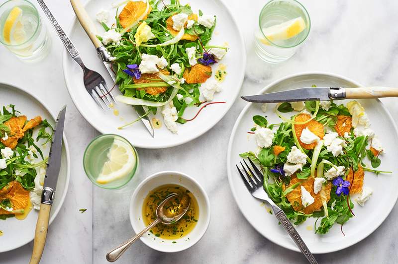 Questa base di insalata a 2 ingredienti è piena di calcio e bontà amichevole