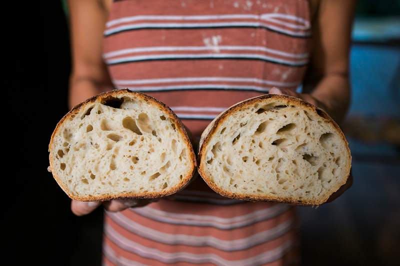 Kodėl „Sourdough“ duona gali padidinti jūsų ilgaamžiškumą, remiantis registruotu dietologu