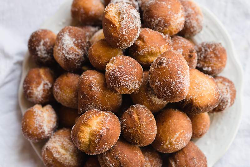 Estos buñuelos de plátano de aire acondicionado fácil son la comida de desayuno más deliciosa