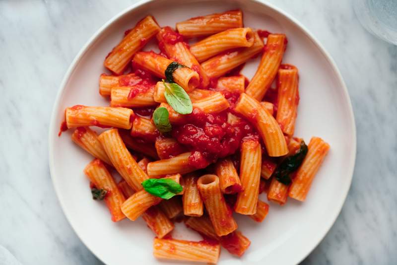 Questa ricetta di pasta pomodoro a base vegetale a 3 ingredienti è un'ancora di salvezza in estate