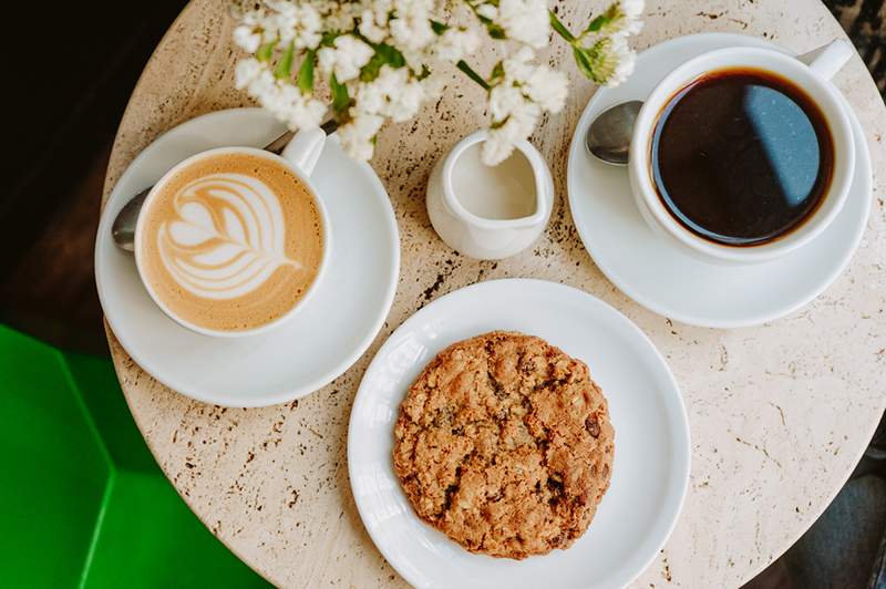 Aspetta ... la caffeina può causare emicranie o curarle?