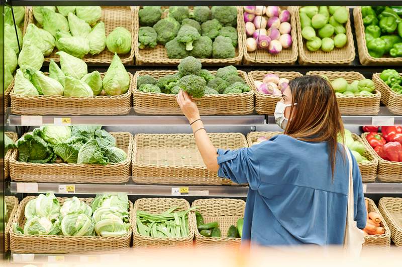 La administración Biden acaba de revisar el programa de cupones de alimentos para obtener beneficios mensuales en más de un 25 por ciento