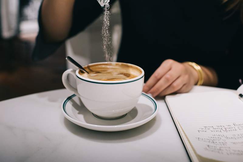 Ja, att lägga till salt till kaffe för att neutralisera bitterheten är en sak-men om du?