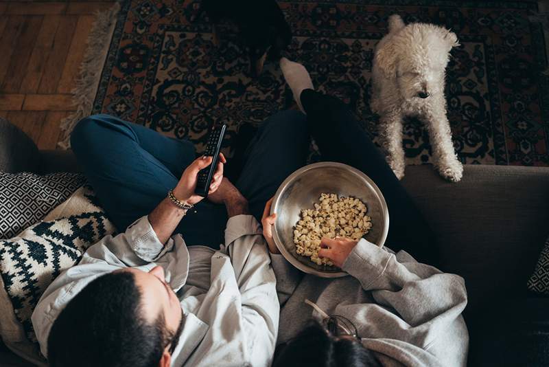 Coceira para um lanche noturno? Aqui está o que você precisa saber sobre comer antes de dormir