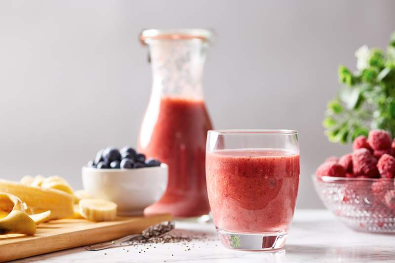 Este smoothie de hidratação de morango é uma super fonte de licopeno que aumenta a longevidade