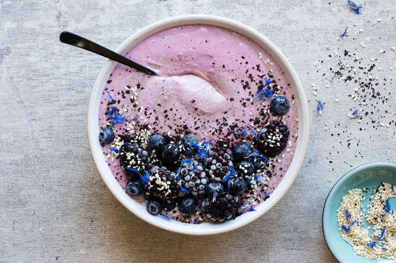 Cada ingrediente de este tazón de batidos aterciopelado de avena y pastel de bayas promueve la salud del cerebro y el intestino