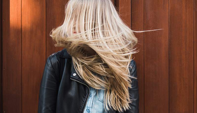 Diese Behandlung mit flüssigem Haar ließ mein Haar in 20 Sekunden flach weich und spiegelfeinig glänzend glänzend