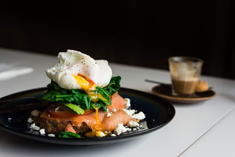 Hvordan lage posjerte egg i mikrobølgeovnen på ett minutt (ingen fancy dingser kreves)