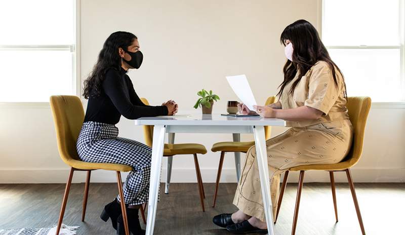 De nombreux employés LGBTQ + sentent qu'ils ne peuvent pas être eux-mêmes au travail, voilà comment trouver un lieu de travail vraiment inclusif