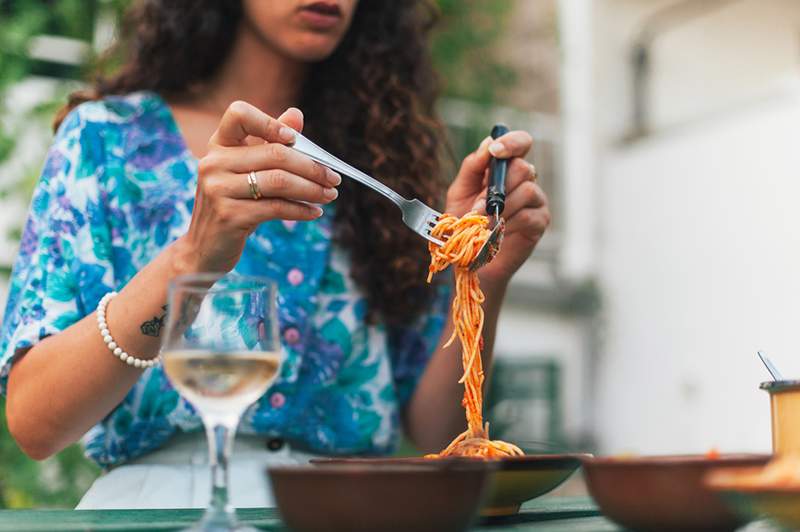 Le 8 maggiori idee sbagliate sulla dieta antinfiammatoria, secondo i dietisti