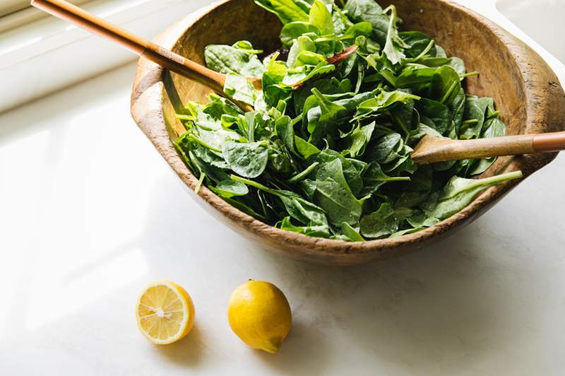 J'ai essayé 4 façons de garder la salade en sac fraîche, et c'était la méthode la plus efficace d'un longhot