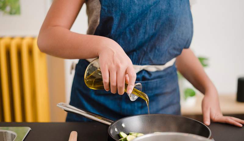 Se stai cucinando con qualsiasi tipo di olio, devi conoscere i punti di fumo