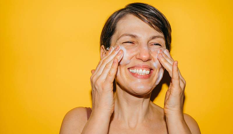 Finalmente, uma linha de cuidados com a pele feita especificamente para a pele da menopausa que você pode prender na farmácia