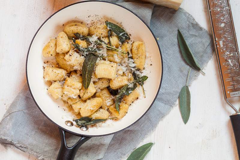 Du er kun 4 ingredienser væk fra denne højproteinparm og ricotta gnocchi opskrift