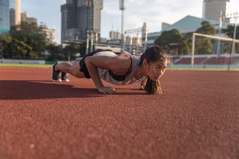 A stăpânit push-up-ul? Iată 6 exerciții care vă duc puterea la nivelul următor