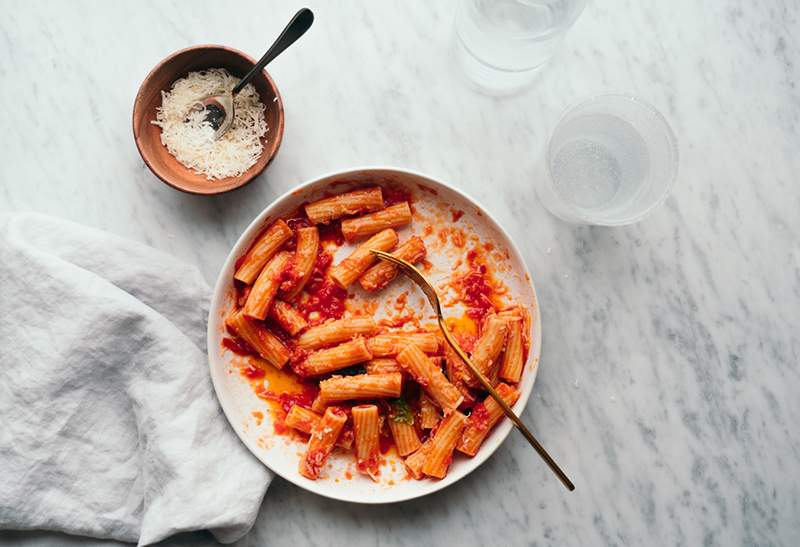 Cette sauce aux tomates anti-inflammatoire à 5 ans va avec à peu près tout