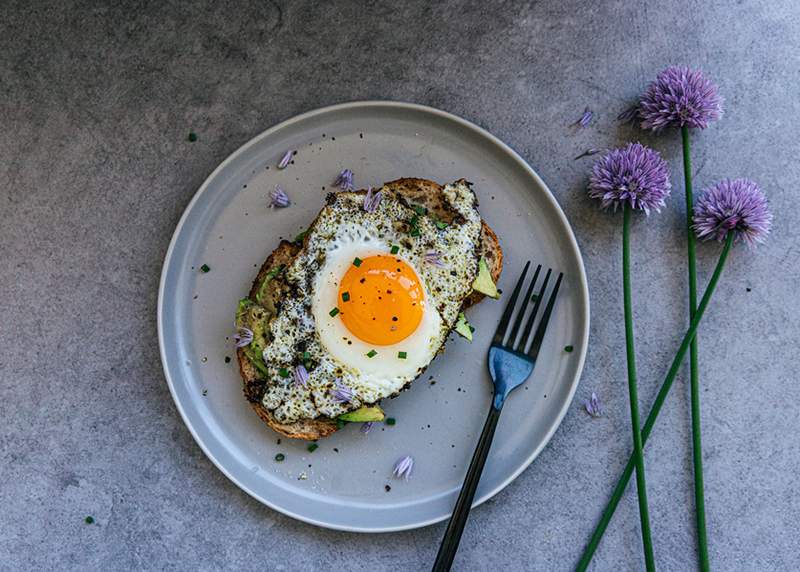 Toast de aguacate no empaca suficiente proteína o fibra para ser considerado un desayuno bien redondeado, lo que es lo que RDS REC come con él