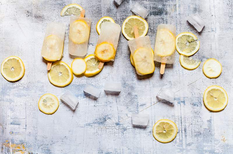 Esses gelo de 2 ingredientes de limão inspirado em água fará com que fique hidratado neste verão super calado