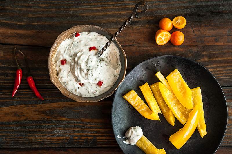 Este mergulho de cebola francesa cheia de proteínas, na verdade, fará com que seus crudités desapareçam