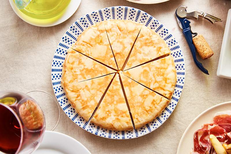 Me encantan los huevos y las papas? Esta receta de tortilla española de 4 ingredientes es el desayuno lleno de proteínas de sus sueños