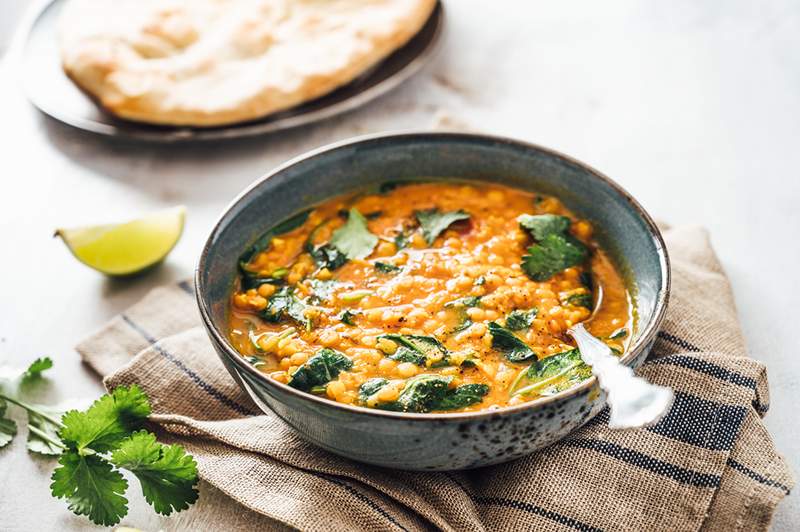 Esta sopa de camote y lentejas de Herby está repleta de proteínas y fibra (y frena los desechos de alimentos)