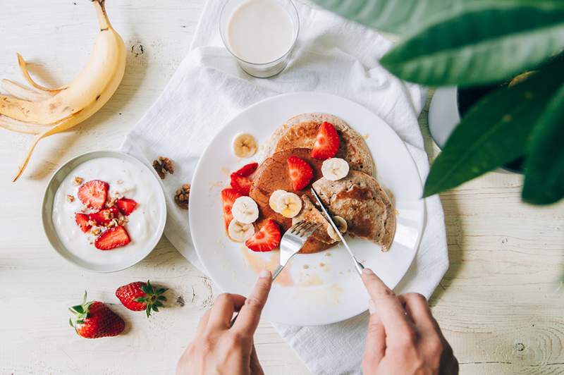 Wie man Hafer benutzt, um köstliche Bananenpfannkuchen mit Protein und Faser gefüllt zu machen