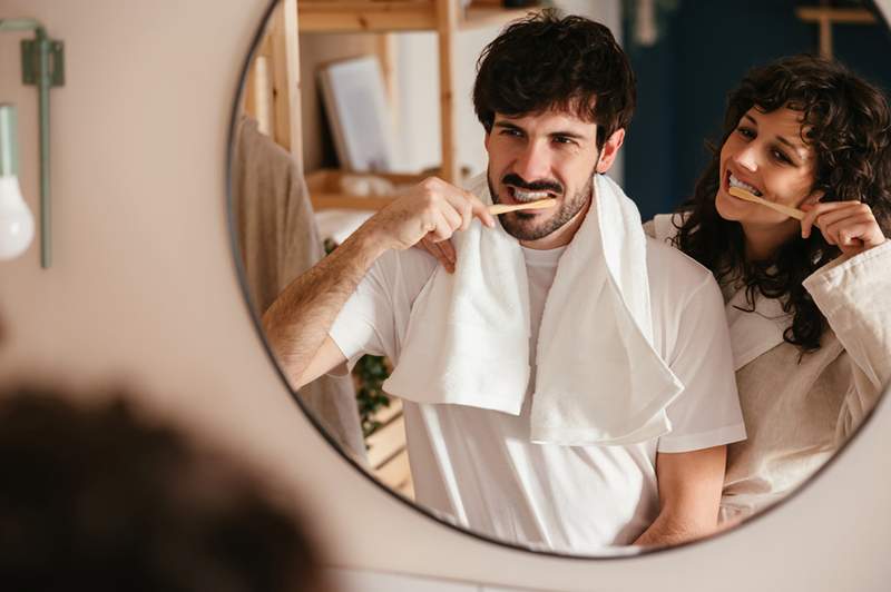 Quão nojento é realmente compartilhar uma escova de dentes com meu parceiro?