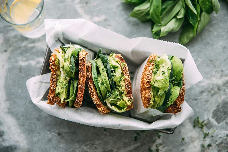 Gezonde lunch in 5 minuten? Probeer deze RD's Easy Avocado White Bean Sandwich Recept-It Packs 22 gram plantaardig eiwit