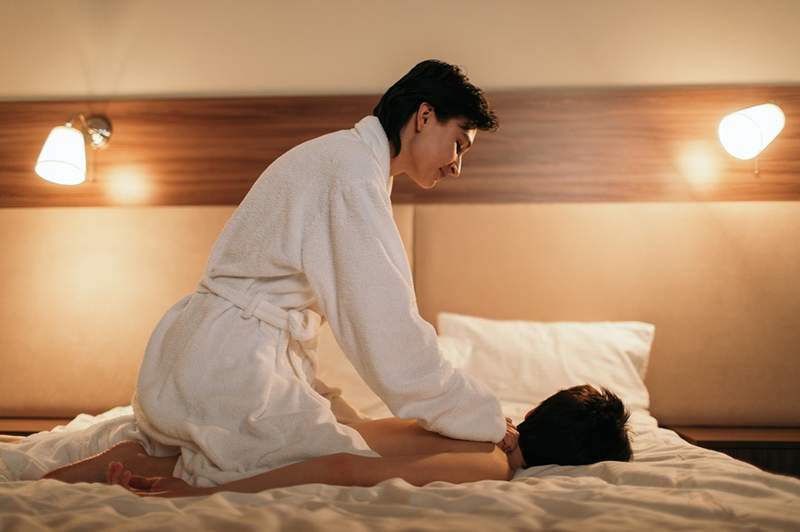 6 avantages du massage sexuel, selon les experts sexuels