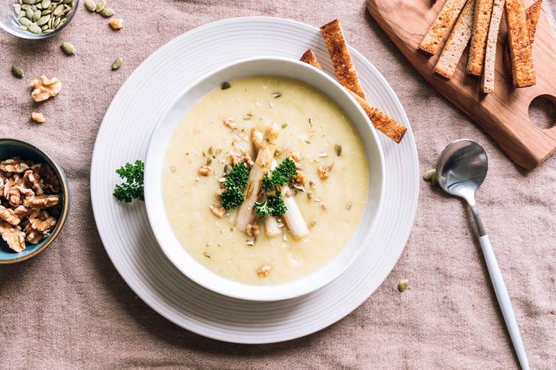 Cette soupe d'asperges blanches veloutée est le plat parfait pour le ressort chargé de bienfaits de longévité