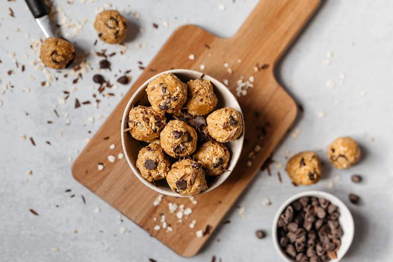 Día ocupado por delante? Estas picaduras de mantequilla de maní de nuez de chocolate sin hornear están repletas de proteínas y beneficios cerebrales