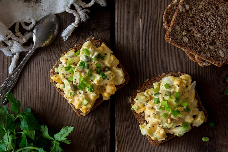 Deze briljante truc voor het koken van hardgekookte eieren * zonder * ze te pellen, bespaart u zoveel tijd