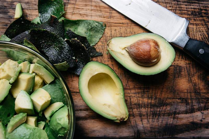 Conservare gli avocado in acqua per aiutarli a durare più a lungo è in realtà un enorme pericolo per la sicurezza alimentare, afferma la FDA