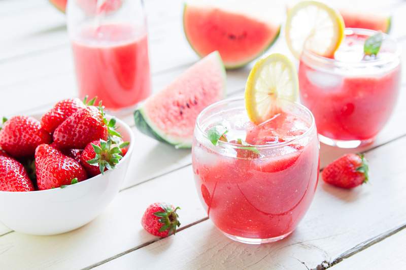 Dieser feuchtigkeitsspendende Wassermelon- und Erdbeer-Chia-Smoothie ist mit Omega-3 und fast 10 Gramm Faser pro Portion gefüllt