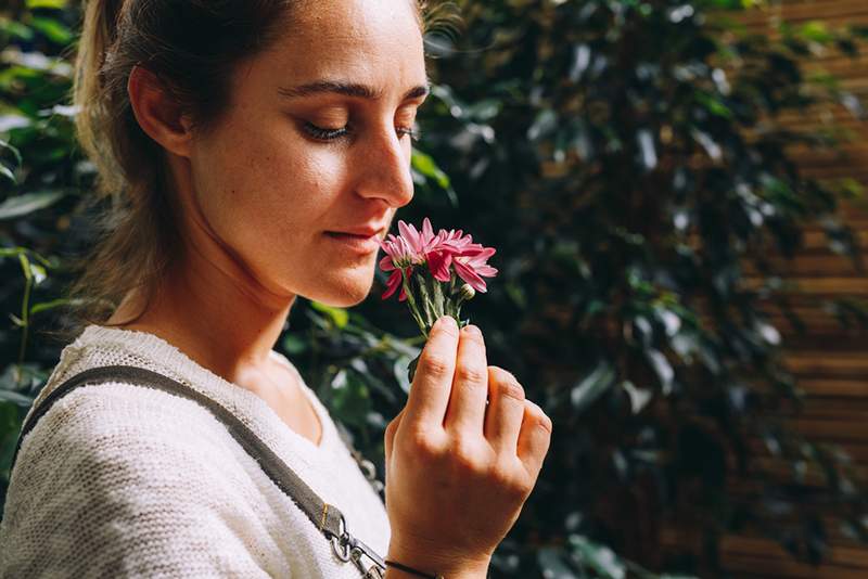 Se all'improvviso odi le tue fragranze preferite, la scienza dice che i tuoi livelli di stress potrebbero essere da incolpare