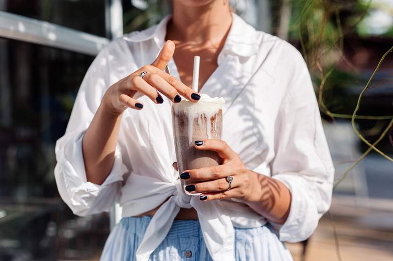 Smoothie latte coklat coklat berkrim ini mungkin menjadi cara yang paling sihat, kaya dengan protein untuk minum kopi anda