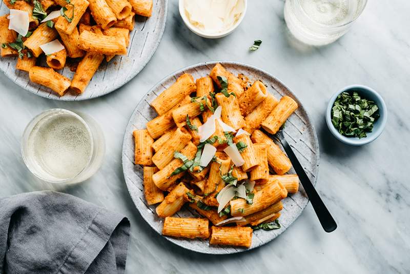 5 deliziose ricette di pasta per la colazione che confezionano il doppio delle proteine ​​di una ciotola di farina d'avena