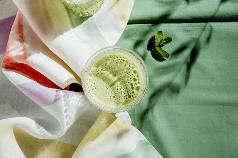 Este smoothie de abacaxi de chá verde está repleto de catequinas que aumentam o cérebro, um poderoso antioxidante que promove um envelhecimento saudável