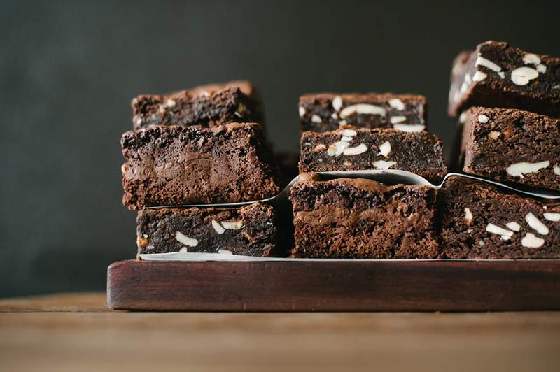 Esta receita de manteiga de amendoim e brownie de batata doce é saudável e deliciosa