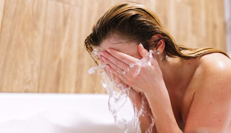 Mi sono lavato il viso con solo acqua (nessun detergente!) Ogni mattina per 2 settimane e sono rimasto davvero scioccato dai risultati