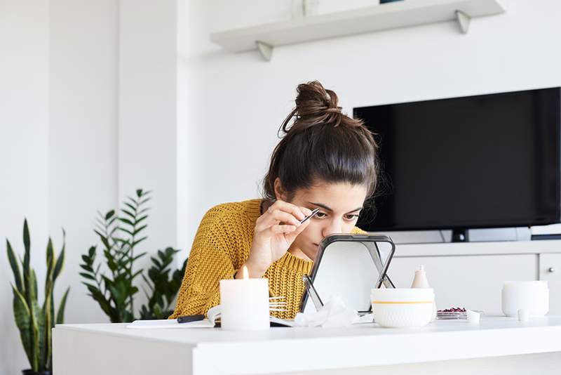 Come fare le sopracciglia a casa quando non riesci a entrare nel tuo stilista