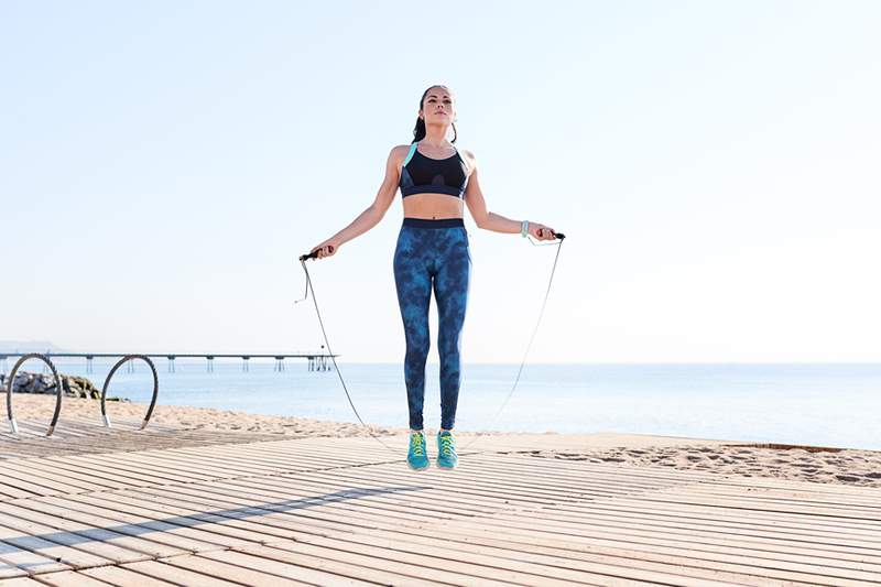 9 Exercícios de corda que fazem você suar ao suar ao criar uma grande força