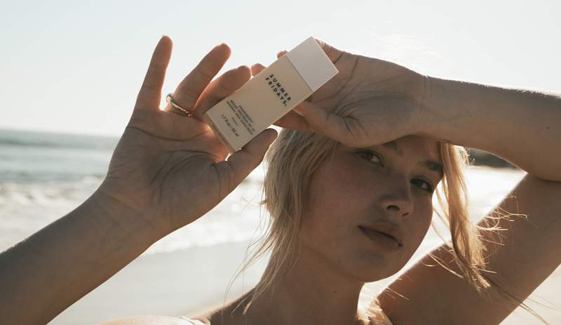 Summer Fridays heeft zojuist hun meest gevraagde product Ever-A Mineral Sunscreen Serum gelanceerd (met bonushydratatie en verouderingsvoordelen)