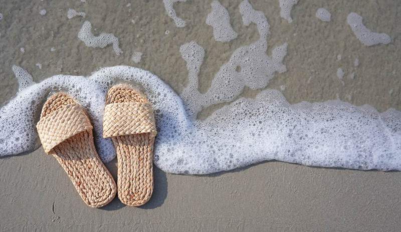 Os melhores chinelos de verão que lhe dão o maior apoio e o conforto-mantendo os pés frios