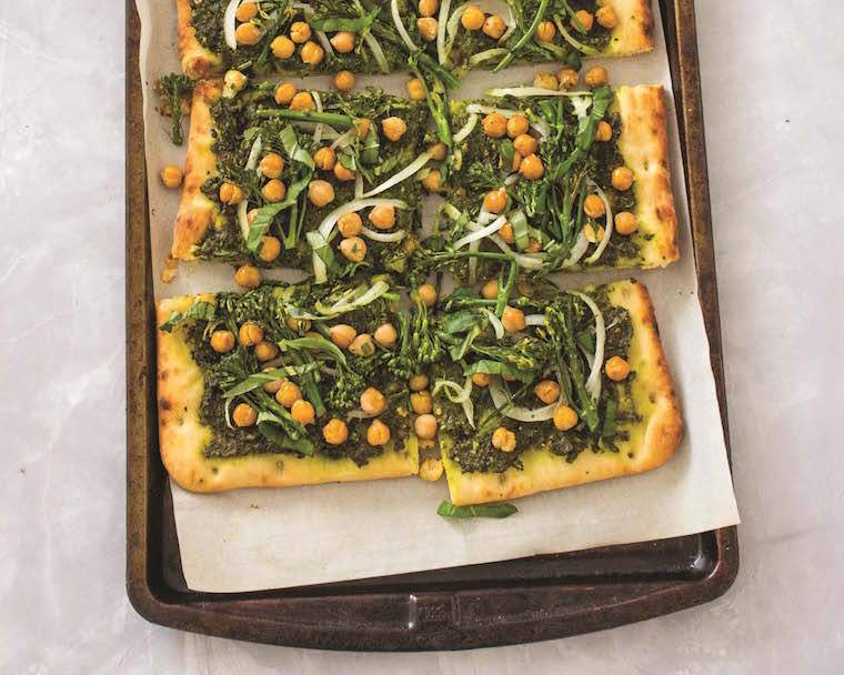 Bahan bakar pasca-latihan dengan pizza flatbread kale pesto penuh protein ini