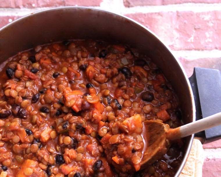 Denne vegetariske chili-opskrift med søde kartoffel er ved at være din nye go-to