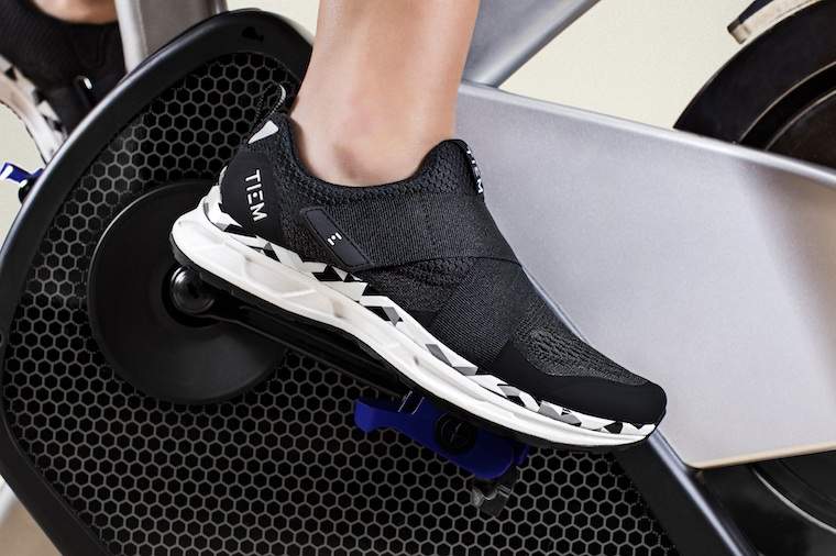 Denna nya sneaker -trend kommer att skaka upp spinstudion