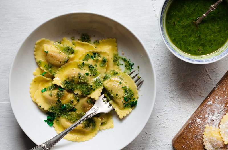 Raviolis jagung manis Trader Joe pada dasarnya adalah salad musim panas dalam bentuk pasta