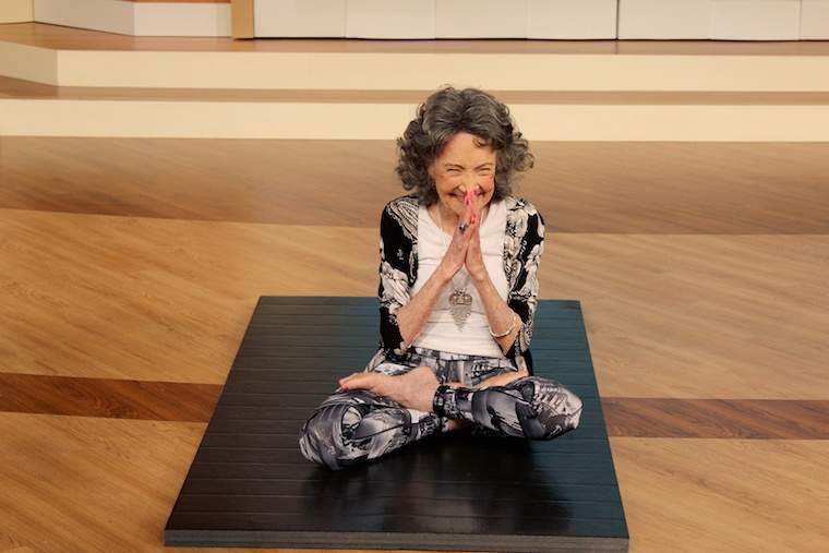 3 consejos de felicidad simples de un profesor de yoga de 99 años