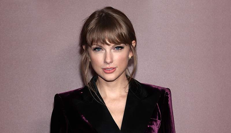 Taylor Swift indossava il perfetto maglione di cashmere sostenibile per l'autunno e sto comprando ogni colore prima che vengano esauriti